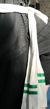 Ceinture blanche avec deux barettes