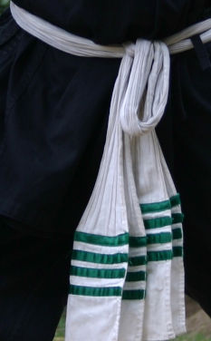 Ceinture blanche avec quatre barettes