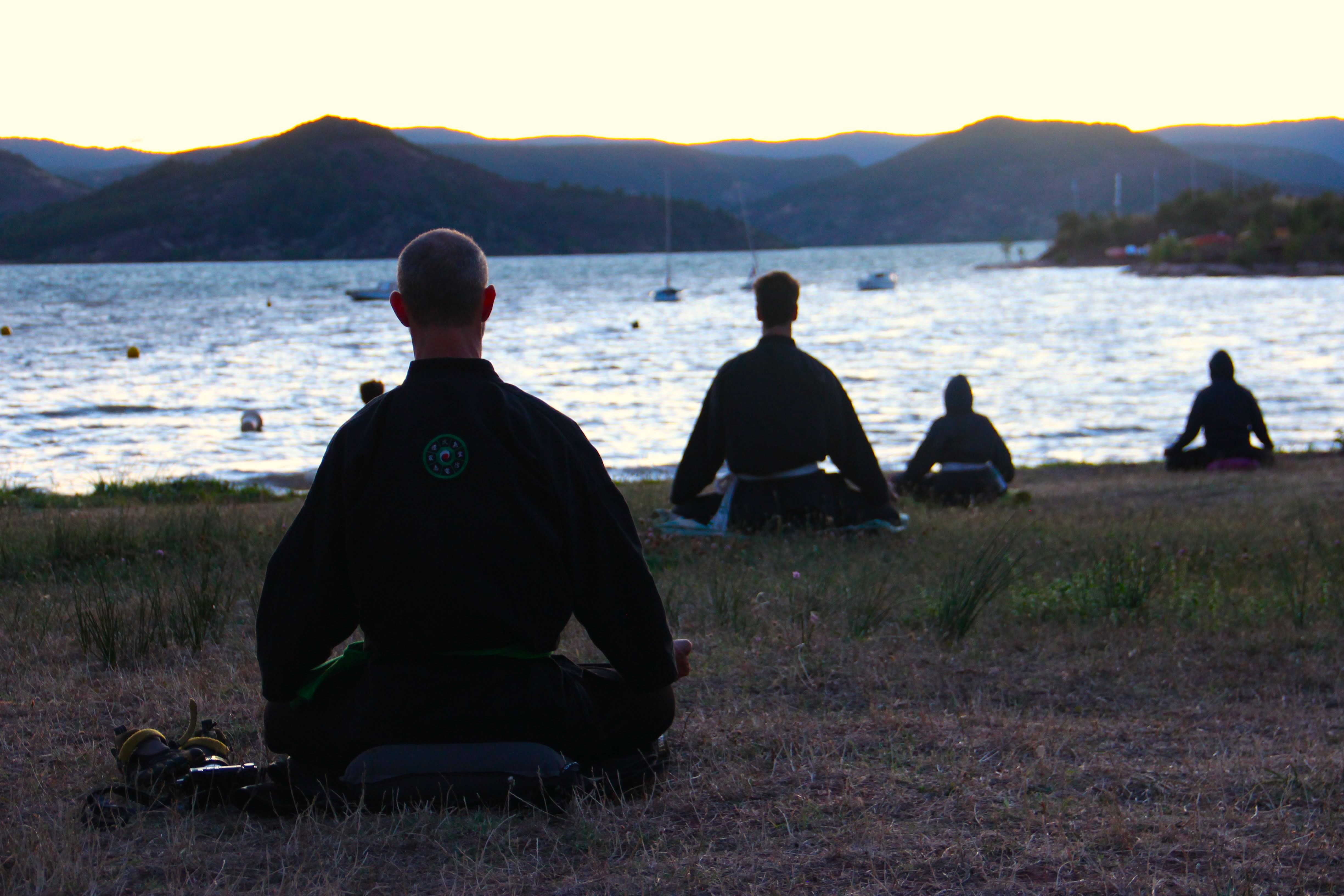 Pratiquants assis en méditation